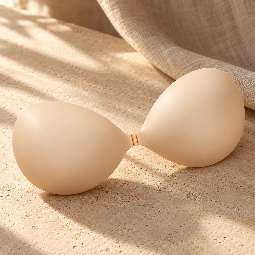 Sculpted silicone cups joined by the small front clasp